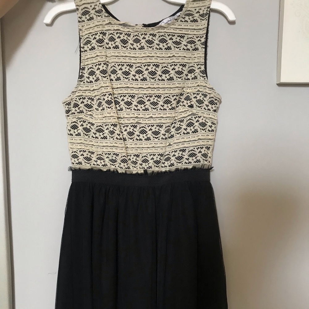 white lace black dress